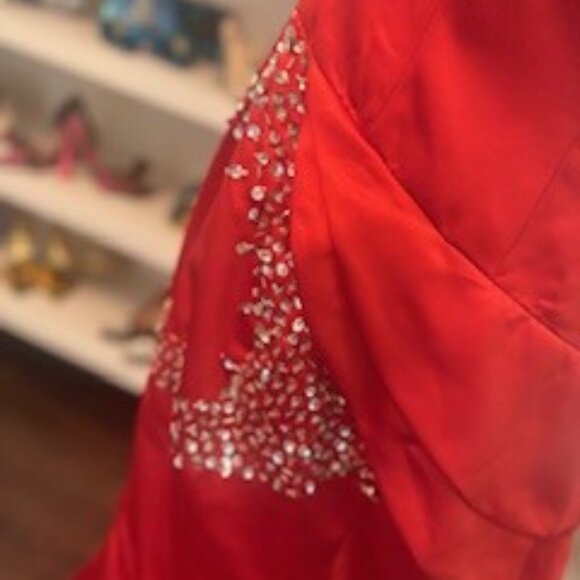 🔥 Elegant Red One-Shoulder Gown with Rhinestone Detailing & Train 🔥 - Picture 5 of 8